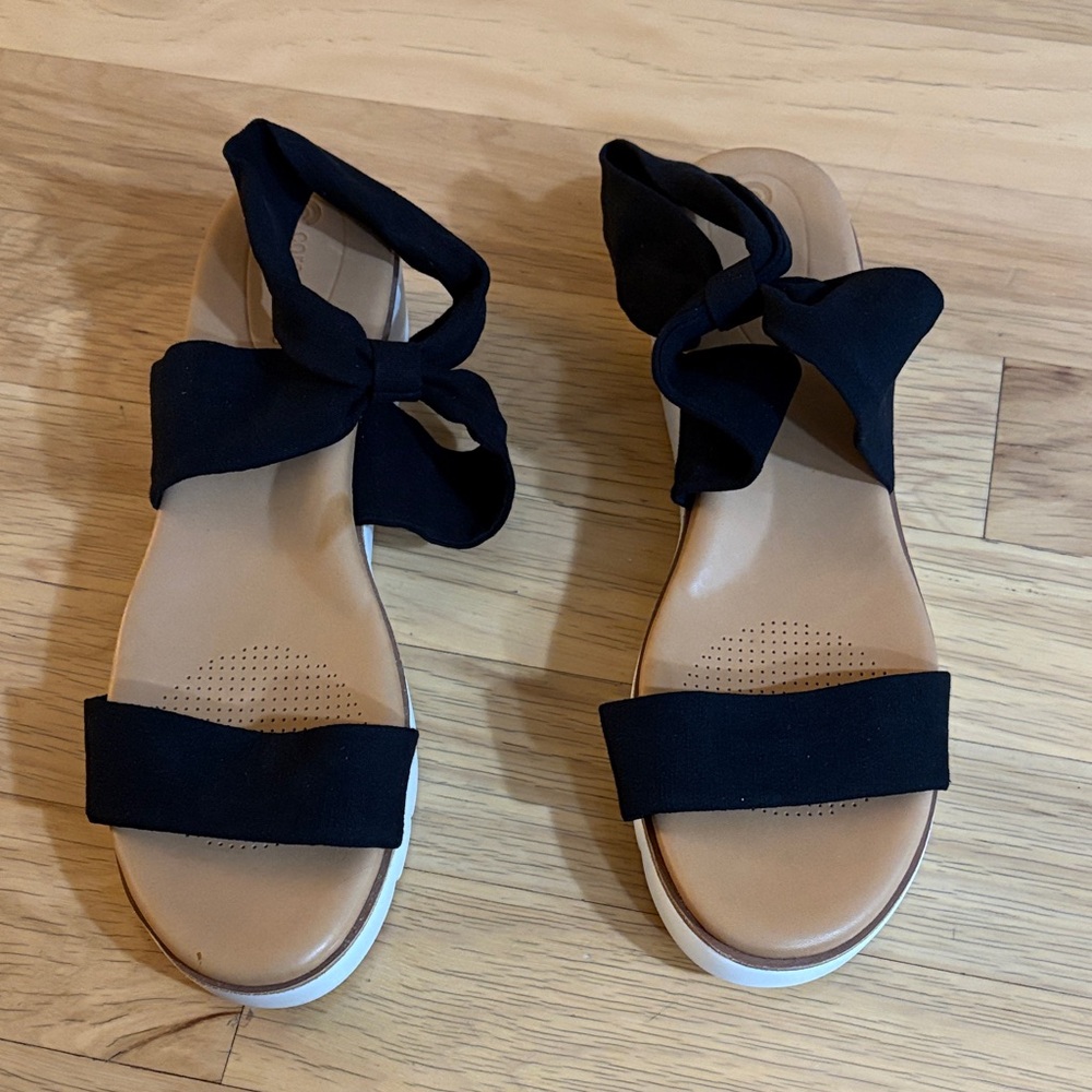 NWT. Corso Como Black and Tan Women's Sandals. Size 11.